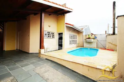 Casa - Térrea com piscina com 3 dormitórios (sendo 1 suite(s)) a 0,00 metros praia.