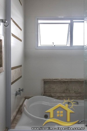 Casa - Assobradada com 5 dormitórios (sendo 5 suite(s)) a 0,00 metros praia.