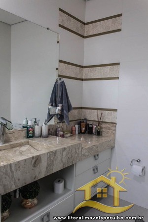 Casa - Assobradada com 5 dormitórios (sendo 5 suite(s)) a 0,00 metros praia.