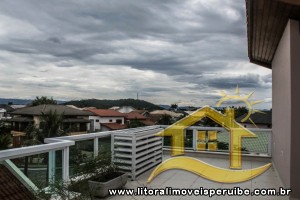 Casa - Assobradada com 5 dormitórios (sendo 5 suite(s)) a 0,00 metros praia.