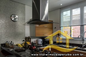 Casa - Assobradada com 5 dormitórios (sendo 5 suite(s)) a 0,00 metros praia.