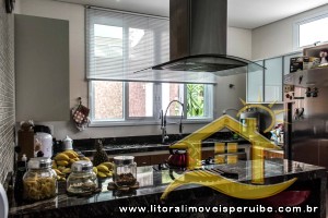 Casa - Assobradada com 5 dormitórios (sendo 5 suite(s)) a 0,00 metros praia.