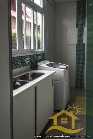 Casa - Assobradada com 5 dormitórios (sendo 5 suite(s)) a 0,00 metros praia.