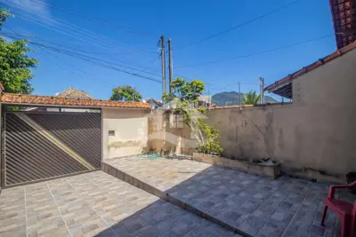 Casa - Térrea com 2 dormitórios (sendo 1 suite(s)) a 2000,00 metros praia.