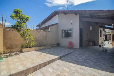 Casa - Térrea com 2 dormitórios (sendo 1 suite(s)) a 2000,00 metros praia.