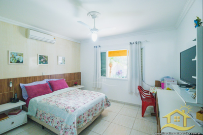 Casa - Térrea com 6 dormitórios (sendo 1 suite(s)) a 0,00 metros praia.