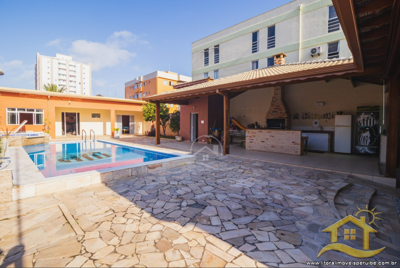 Casa - Térrea com 6 dormitórios (sendo 1 suite(s)) a 0,00 metros praia.