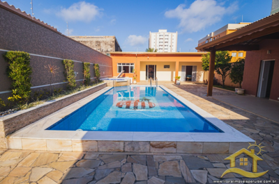 Casa - Térrea com 6 dormitórios (sendo 1 suite(s)) a 0,00 metros praia.