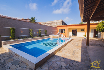 Casa - Térrea com 6 dormitórios (sendo 1 suite(s)) a 0,00 metros praia.