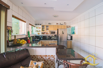 Casa - Térrea com 6 dormitórios (sendo 1 suite(s)) a 0,00 metros praia.