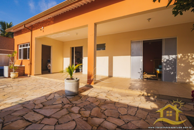 Casa - Térrea com 6 dormitórios (sendo 1 suite(s)) a 0,00 metros praia.