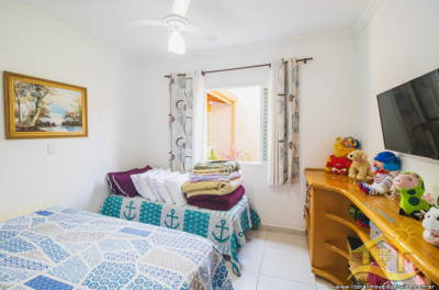 Casa - Térrea com 6 dormitórios (sendo 1 suite(s)) a 0,00 metros praia.