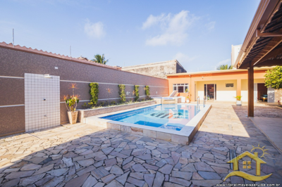 Casa - Térrea com 6 dormitórios (sendo 1 suite(s)) a 0,00 metros praia.