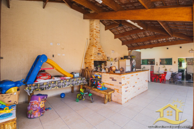 Casa - Térrea com 6 dormitórios (sendo 1 suite(s)) a 0,00 metros praia.