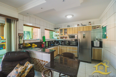 Casa - Térrea com 6 dormitórios (sendo 1 suite(s)) a 0,00 metros praia.