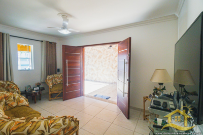 Casa - Térrea com 6 dormitórios (sendo 1 suite(s)) a 0,00 metros praia.