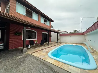 Casa - Térrea com 3 quartos (sendo 1 suite(s)) a 80,00 metros praia.