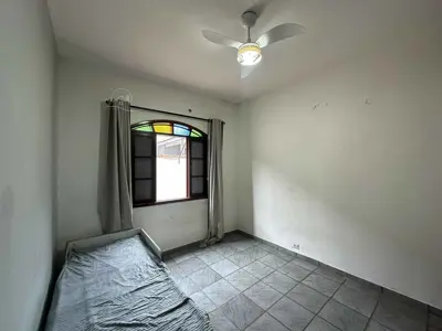 Casa - Térrea com 3 quartos (sendo 1 suite(s)) a 80,00 metros praia.