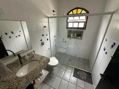 Casa - Térrea com 3 quartos (sendo 1 suite(s)) a 80,00 metros praia.