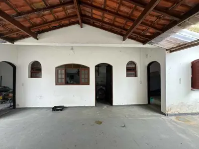 Casa - Térrea com 3 quartos (sendo 1 suite(s)) a 80,00 metros praia.