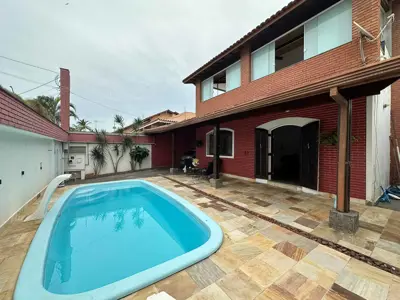 Casa - Térrea com 3 quartos (sendo 1 suite(s)) a 80,00 metros praia.