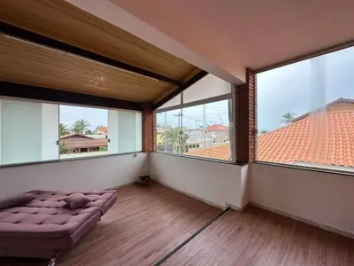 Casa - Térrea com 3 quartos (sendo 1 suite(s)) a 80,00 metros praia.