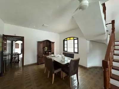 Casa - Térrea com 3 quartos (sendo 1 suite(s)) a 80,00 metros praia.