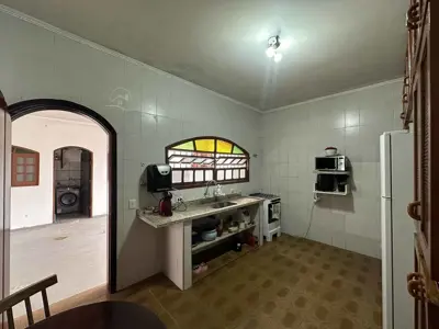 Casa - Térrea com 3 quartos (sendo 1 suite(s)) a 80,00 metros praia.