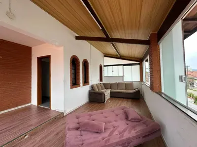 Casa - Térrea com 3 quartos (sendo 1 suite(s)) a 80,00 metros praia.