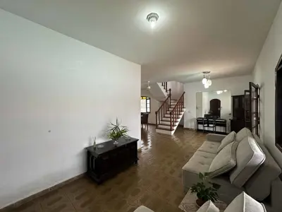 Casa - Térrea com 3 quartos (sendo 1 suite(s)) a 80,00 metros praia.