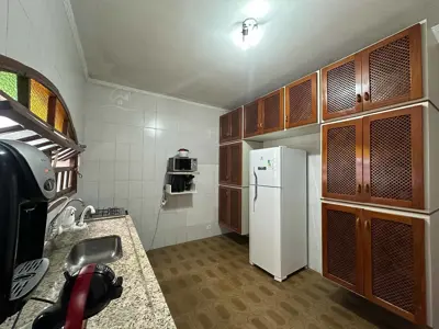 Casa - Térrea com 3 quartos (sendo 1 suite(s)) a 80,00 metros praia.