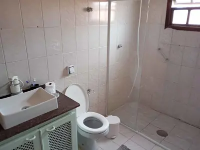 Casa - Térrea com 3 quartos (sendo 1 suite(s)) a 80,00 metros praia.