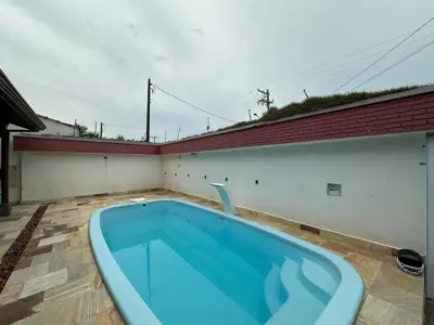 Casa - Térrea com 3 quartos (sendo 1 suite(s)) a 80,00 metros praia.