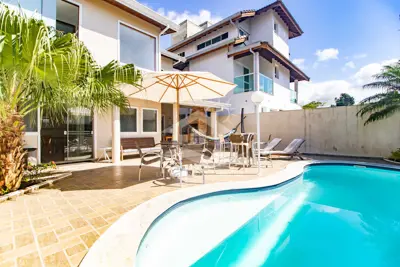 Casa - Sobrado com 3 quartos (sendo 3 suite(s)) a 3,00 metros praia.
