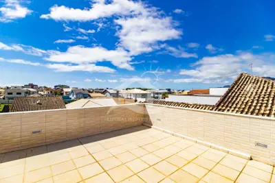 Casa - Sobrado com 3 quartos (sendo 3 suite(s)) a 3,00 metros praia.