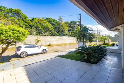 Casa - Sobrado com 3 quartos (sendo 3 suite(s)) a 3,00 metros praia.