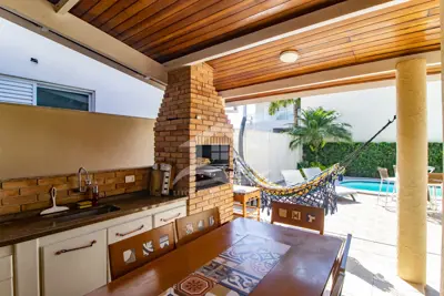 Casa - Sobrado com 3 quartos (sendo 3 suite(s)) a 3,00 metros praia.
