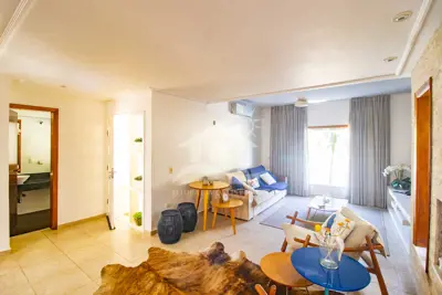 Casa - Sobrado com 3 quartos (sendo 3 suite(s)) a 3,00 metros praia.