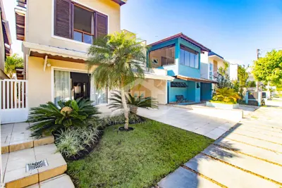 Casa - Sobrado com 3 quartos (sendo 3 suite(s)) a 3,00 metros praia.