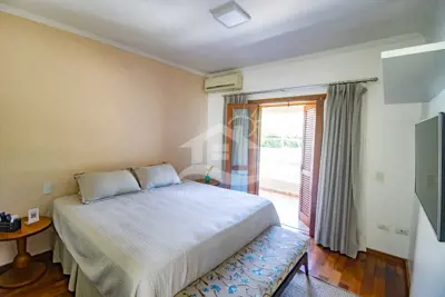 Casa - Sobrado com 3 quartos (sendo 3 suite(s)) a 3,00 metros praia.
