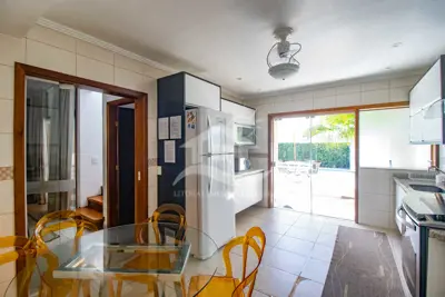 Casa - Sobrado com 3 quartos (sendo 3 suite(s)) a 3,00 metros praia.