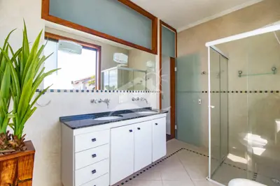 Casa - Sobrado com 3 quartos (sendo 3 suite(s)) a 3,00 metros praia.