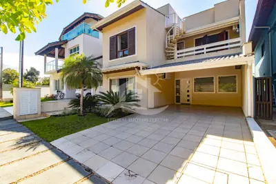 Casa - Sobrado com 3 quartos (sendo 3 suite(s)) a 3,00 metros praia.