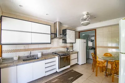Casa - Sobrado com 3 quartos (sendo 3 suite(s)) a 3,00 metros praia.
