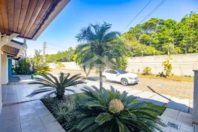 Casa - Sobrado com 3 quartos (sendo 3 suite(s)) a 3,00 metros praia.