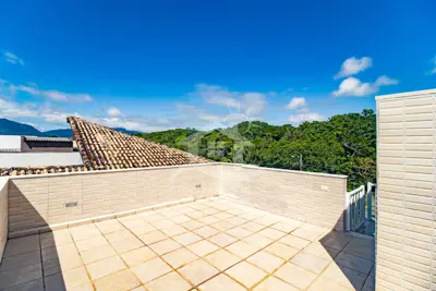 Casa - Sobrado com 3 quartos (sendo 3 suite(s)) a 3,00 metros praia.