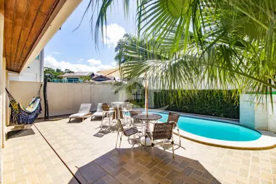 Casa - Sobrado com 3 quartos (sendo 3 suite(s)) a 3,00 metros praia.