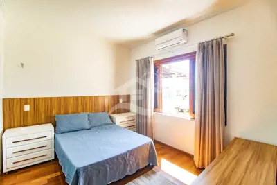 Casa - Sobrado com 3 quartos (sendo 3 suite(s)) a 3,00 metros praia.