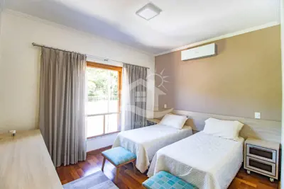 Casa - Sobrado com 3 quartos (sendo 3 suite(s)) a 3,00 metros praia.