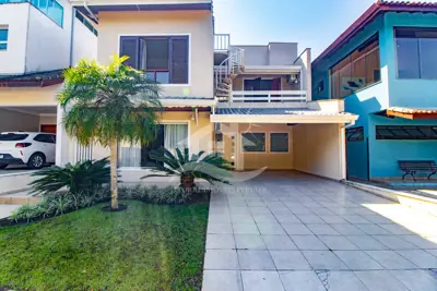 Casa - Sobrado com 3 quartos (sendo 3 suite(s)) a 3,00 metros praia.